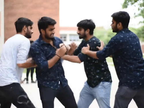 दोस्त वॉट्सएप ग्रुप पर बोला- मराठी में बात करो:साथियों ने अगले दिन हॉकी स्टिक से पीटा; MNS कार्यकर्ता भड़के