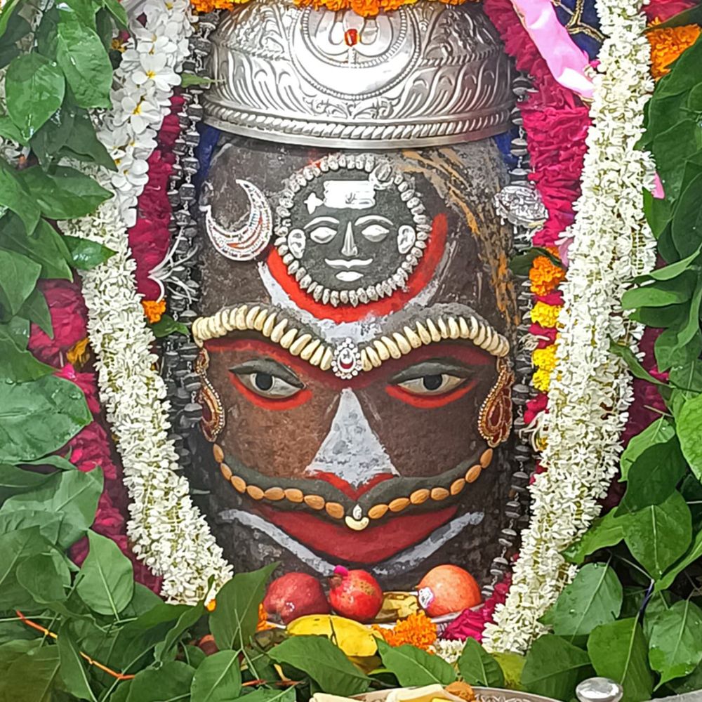 शनिवार भस्म आरती दर्शन:भगवान महाकाल का रजत चंद्र, त्रिशूल, मुकुट और बिलपत्र की माला अर्पित कर श्रृंगार