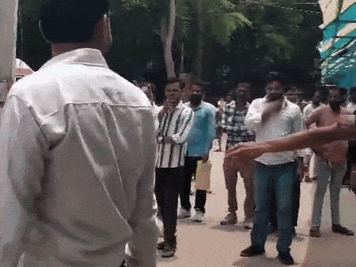 जिला अस्पताल में युवक-भीम आर्मी महिला जिलाध्यक्ष में विवाद:डंडा लेकर आई महिला; एक घंटे हंगामे के बाद पुलिस के हस्तक्षेप पर समझौता