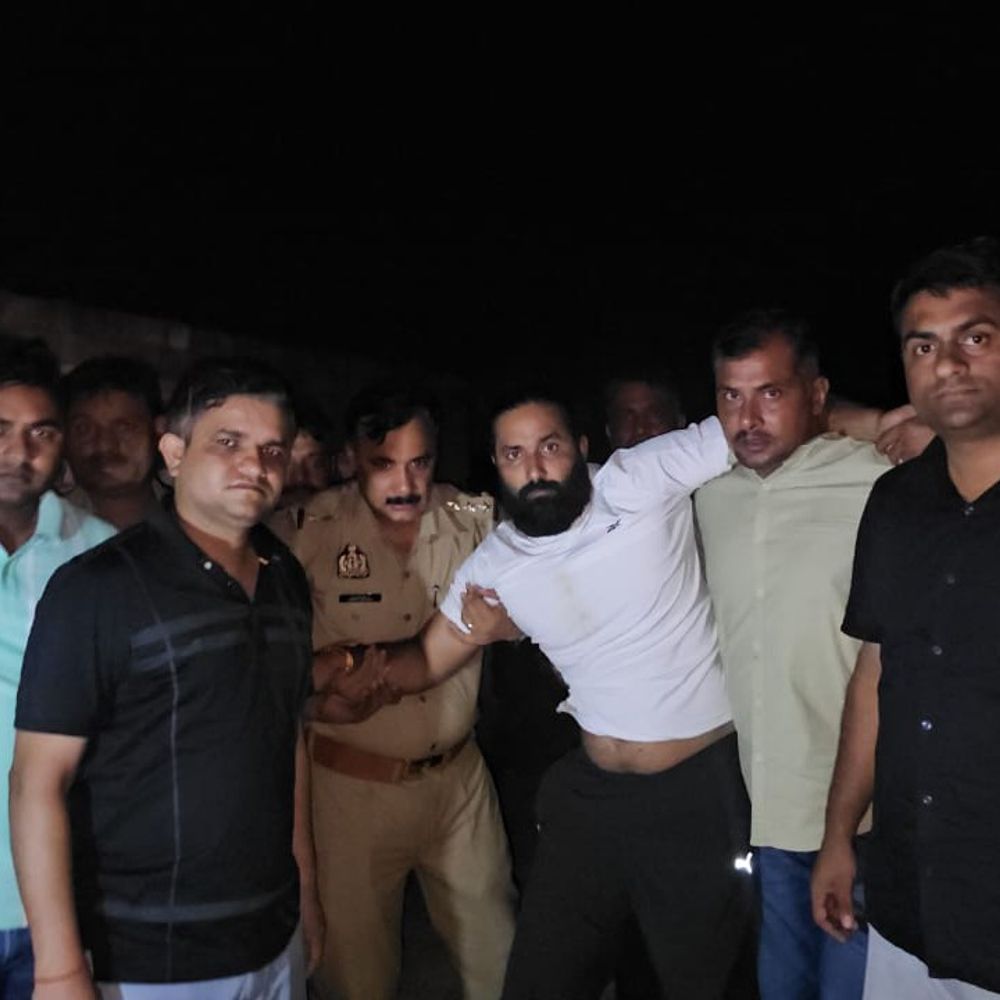 15 साल से फरार 50 हजार का इनामी बदमाश:पुलिस मुठभेड़ में पैर में गोली लगने से घायल, अस्पताल में भर्ती