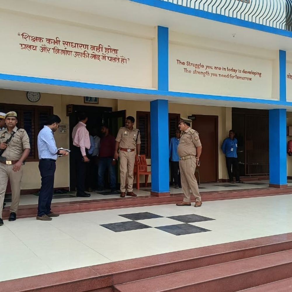 आरओ/एआरओ परीक्षा 2023 सकुशल संपन्न:जिलाधिकारी और पुलिस अधीक्षक ने कई परीक्षा केंद्रों का लिया जायजा