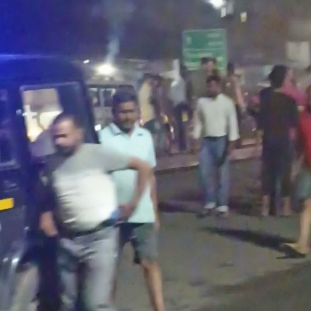 सोनभद्र सड़क हादसे में एक की मौत:बीना में टेलर और बाइक की टक्कर, दो सगे भाई गंभीर रूप से घायल