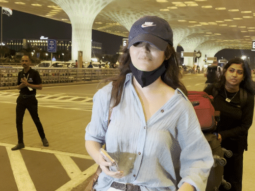 'सैयारा गर्ल' अनीत पड्डा मुंबई एयरपोर्ट पर स्पॉट हुईं:मास्क उतारने के सवाल पर बोलीं -'मुझे शर्म आ रही है'