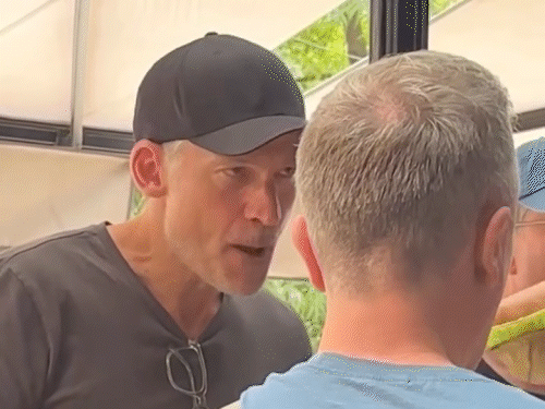 फैन खुद का वीडियो बना रही थी:तभी पीछे 'गेम ऑफ थ्रोन्स' के एक्टर निकोलाज कोस्टर दिखे, बेंगलुरु के कैफे में इडली खा रहे थे