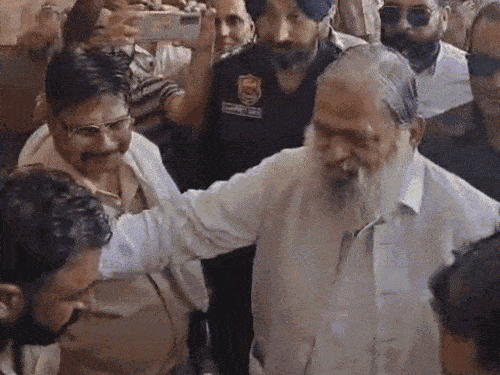 मां पेपर देने गई, बच्ची महिला पुलिसकर्मी ने संभाली, PHOTOS:एक अभ्यर्थी के लिए पूरी रोडवेज बस भेजी; 2 माह की बेटी के साथ पहुंची महिला