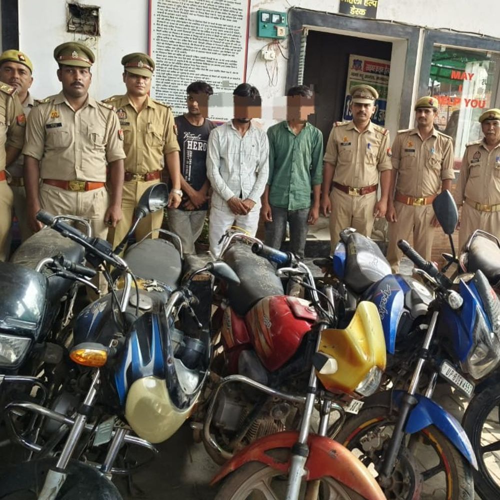 आगरा पुलिस ने पकड़ा वाहन चोर गैंग:5 बाइक और एक स्कूटी बरामद, भीड़भाड़ वाली जगह से पलक झपकते करते थे चोरी