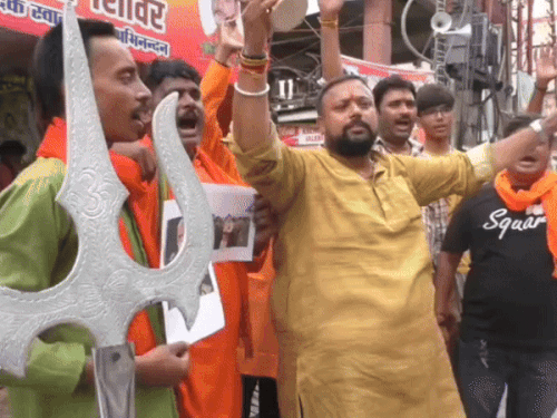 सेना के ऑपरेशन महादेव पर काशी में जश्न:BJP कार्यकर्ताओं ने हाथ में त्रिशूल लेकर लगाया नारा,बोले- पाकिस्तान को मिला करारा जवाब