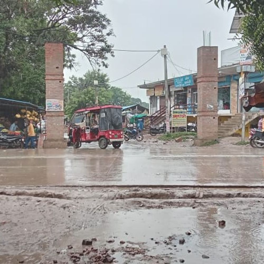 गाजीपुर में पूरे दिन हुई रिमझिम बारिश:सड़कों पर जलभराव और फिसलन, आवागमन हुआ मुश्किल; आगामी दिनों में भी बारिश की संभावना