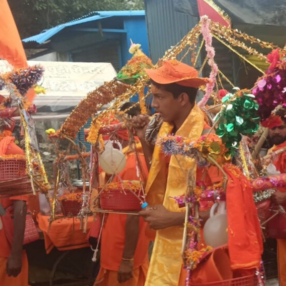 लखनऊ के इटौंजा से निकली कांवड़ पदयात्रा बिठूर से लौटी:800 श्रद्धालुओं ने गंगाजल लेकर रत्नेश्वर महादेव मंदिर में किया जलाभिषेक