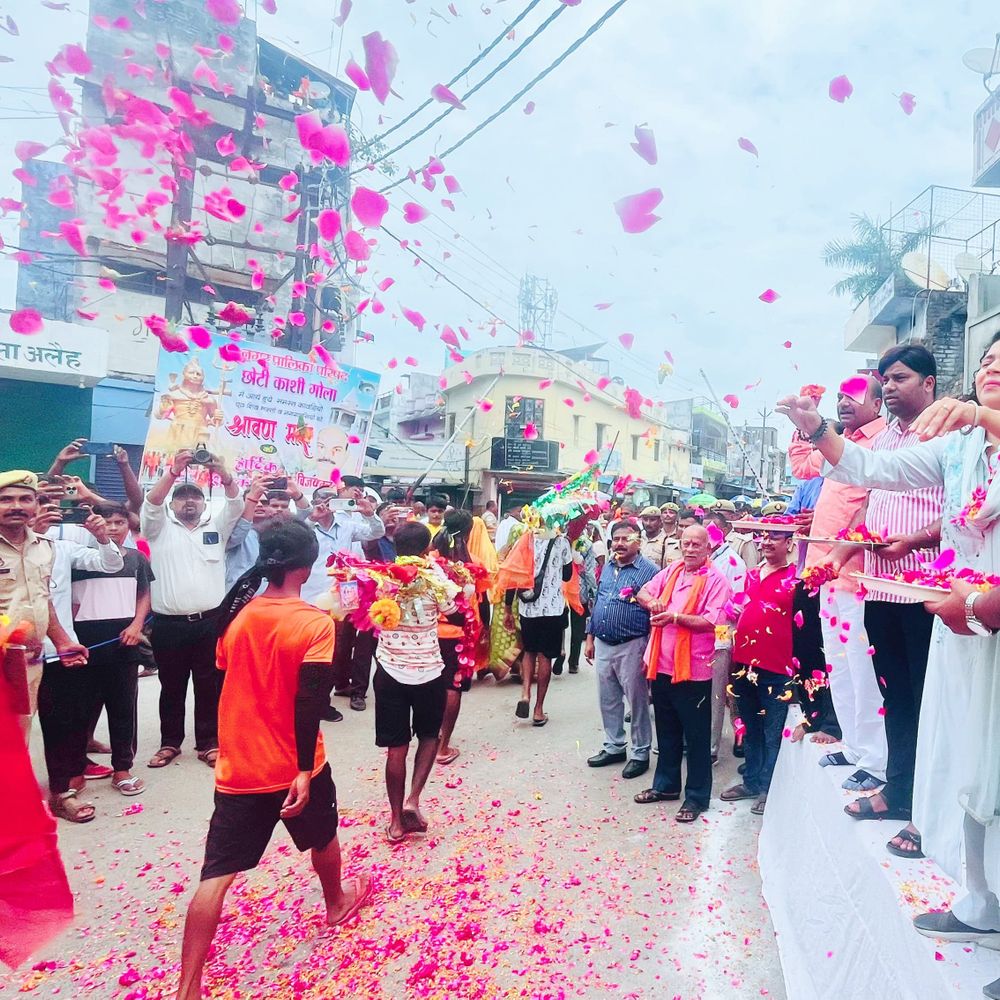 छोटी काशी गोला में शिवभक्ति का महाकुंभ:डीएम ने कांवड़ियों पर बरसाए फूल, डीजे की थाप पर झूमे भक्त