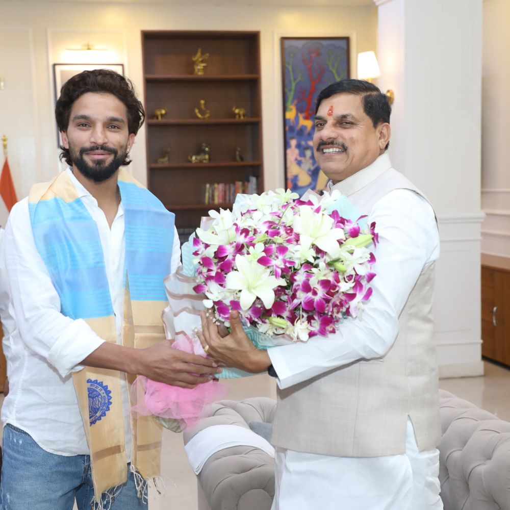 मुख्यमंत्री से मिलने पहुंचे इंदौर के क्रिकेटर रजत पाटीदार:सीएम ने राज्य सरकार की ओर से 5 लाख रुपए पुरस्कार देने की घोषणा की