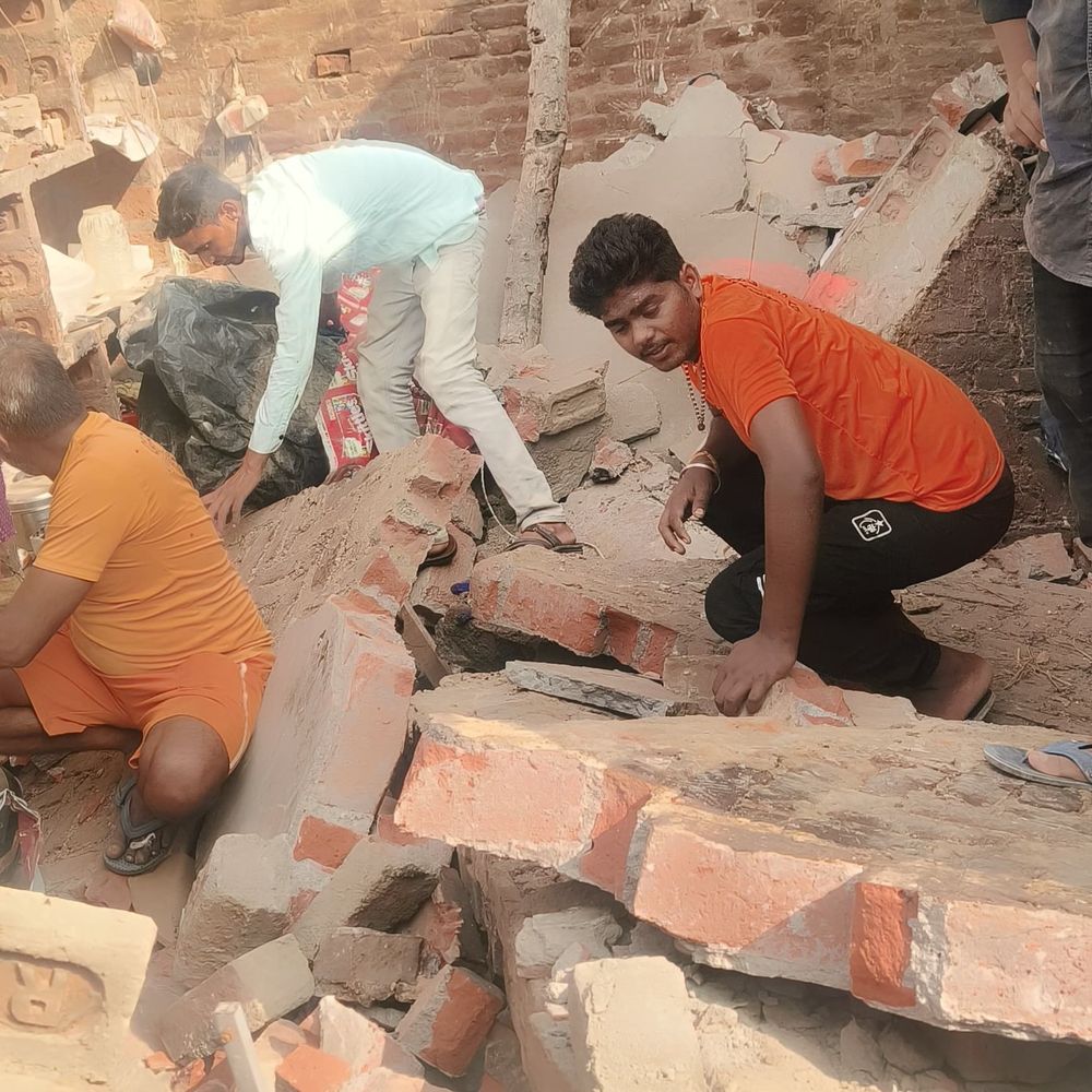 मैनपुरी में मकान का लेंटर गिरा:दीवार की चपेट में आए एक ही परिवार के तीन बच्चे दबे, इलाज जारी