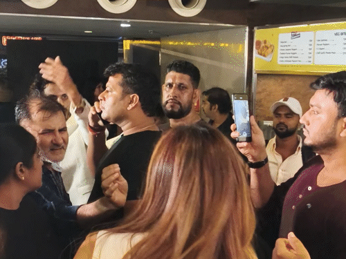 एक्ट्रेस रुचि गुर्जर के खिलाफ शिकायत दर्ज:डायरेक्टर को चप्पल से पीटा, गाली-गलौज की; अब लग रहे हैं धोखाधड़ी और ब्लैकमेलिंग के आरोप