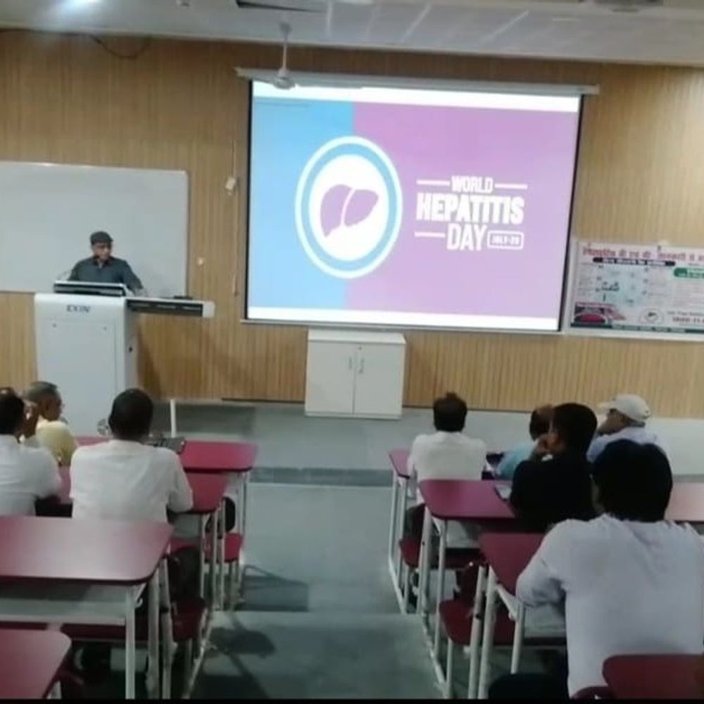 सोनभद्र में विश्व हेपेटाइटिस दिवस पर जागरूकता कार्यक्रम:स्वशासी राज्य चिकित्सा महाविद्यालय में हेपेटाइटिस बी और सी से बचाव की दी गई जानकारी