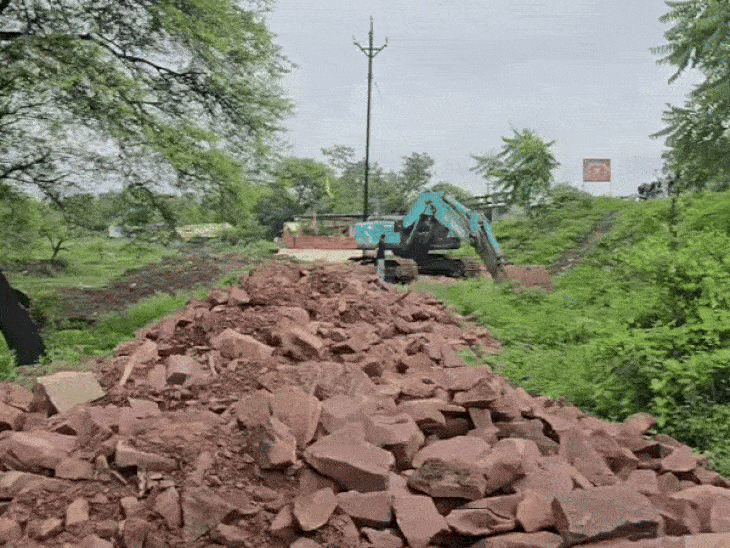 कोलास नदी किनारे बड़े तालाब के FTL क्षेत्र में निर्माण:पर्यावरण एक्टिविस्ट ने की कलेक्टर और पॉल्यूशन कंट्रोल बोर्ड से शिकायत