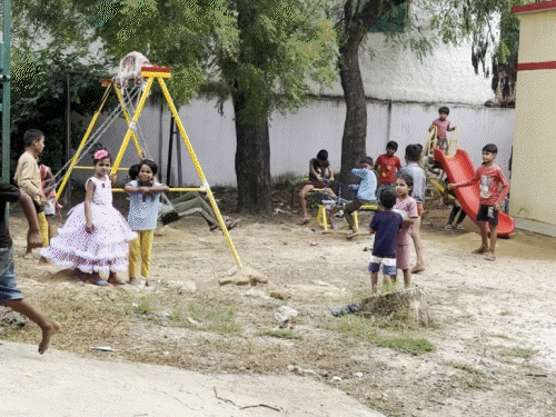 'मजदूरी करें या बच्चे को 2 किमी दूर स्कूल छोड़ें':यूपी में स्कूलों के मर्जर से पेरेंट्स नाराज, टीचर्स बोले- गरीब बच्चे कैसे पढ़ेंगे