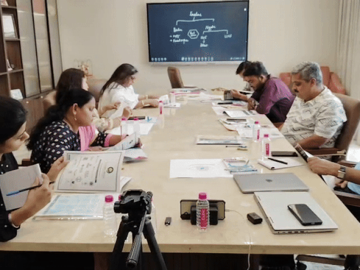 आगरा में बच्चों को करायी जा रही Emotional learning:विमल विहार में हुई 'फील सील' ओरिएंटेशन वर्कशॉप
