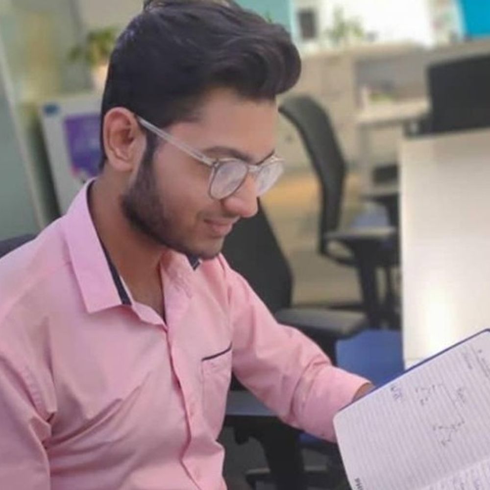 गुरुग्राम के CA ने दिल्ली के फ्लैट में सुसाइड किया:मुंह में हीलियम गैस भरी; मरने से पहले लिखा- महादेव ने जिंदा रखने का जवाब नहीं दिया