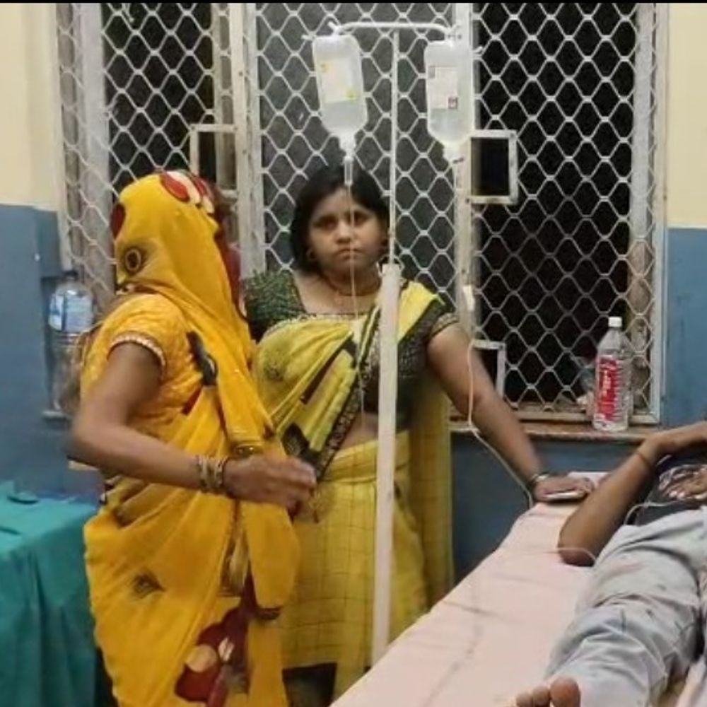 बांदा में कार और ट्रैक्टर ट्रॉली की टक्कर, एक मौत:बाइक सवार को बचाने में हुआ हादसा, दो गंभीर घायल