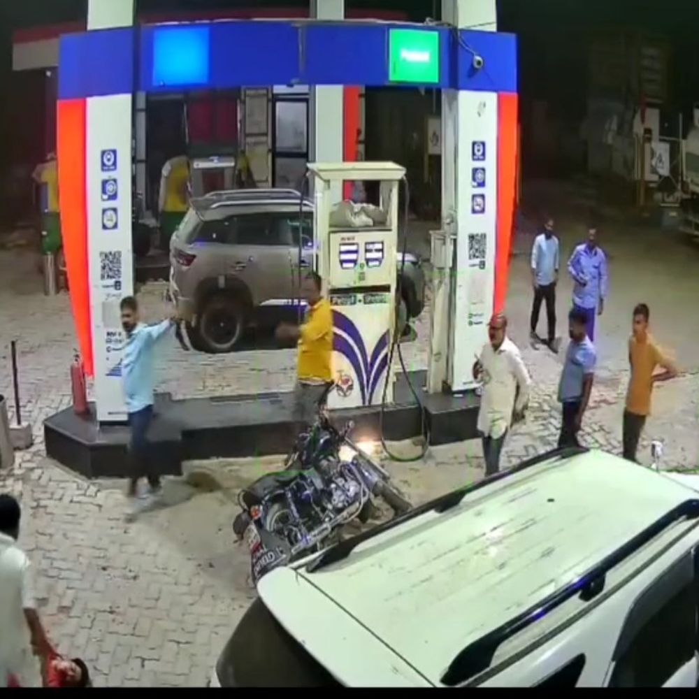 हरदोई में गर्दन पर गोली लगने के बाद भी:बाइक चलाकर मदद मांगने पहुंचा शानू, सीसीटीवी में कैद हुई घटना