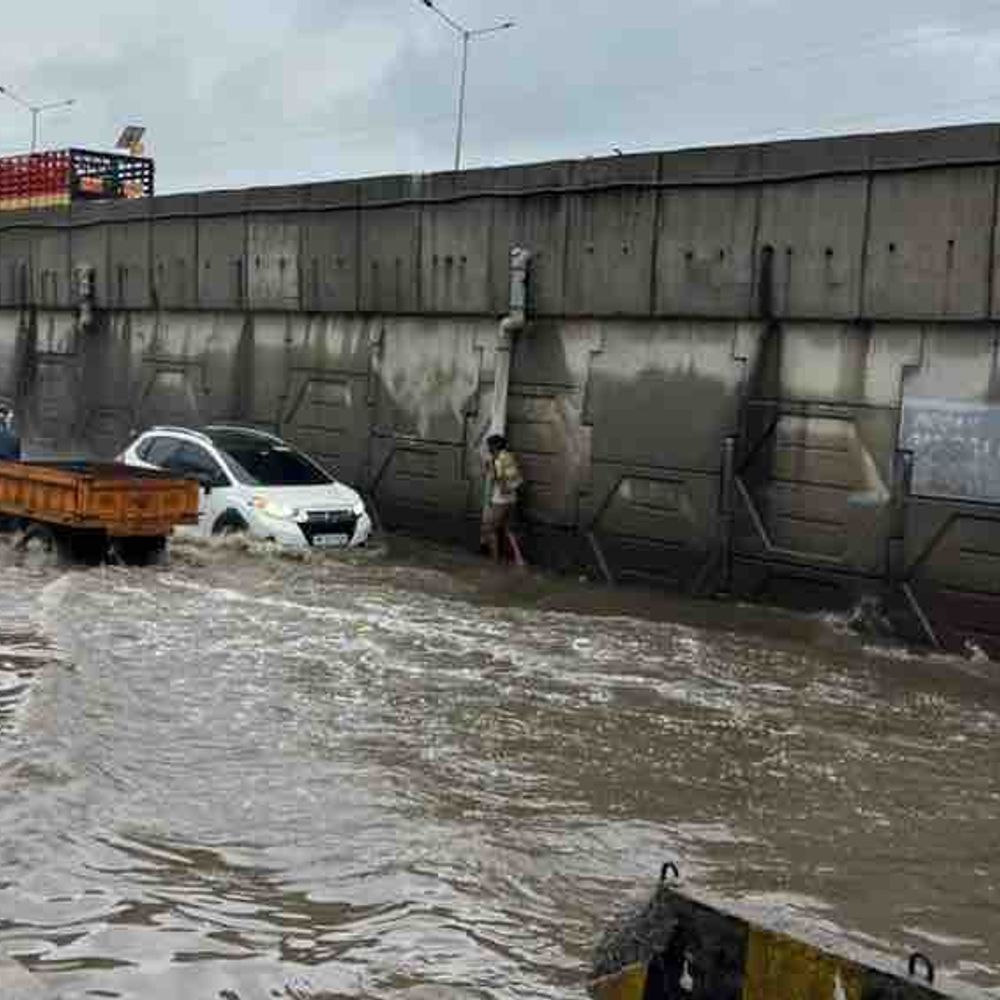 बारिश के बाद जलमग्न हुआ गाज़ियाबाद:नगर निगम के जलनिकासी दावे फेल, सड़कें तालाब में तब्दील