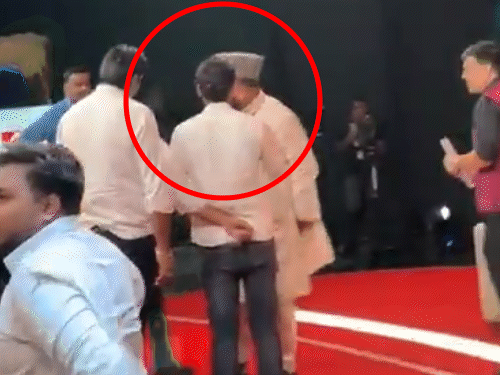 डिंपल पर कमेंट करने वाले मौलाना रशीदी को पीटा:नोएडा में डिबेट के दौरान सपा कार्यकर्ताओं ने जड़े कई थप्पड़; भागकर बचाई जान