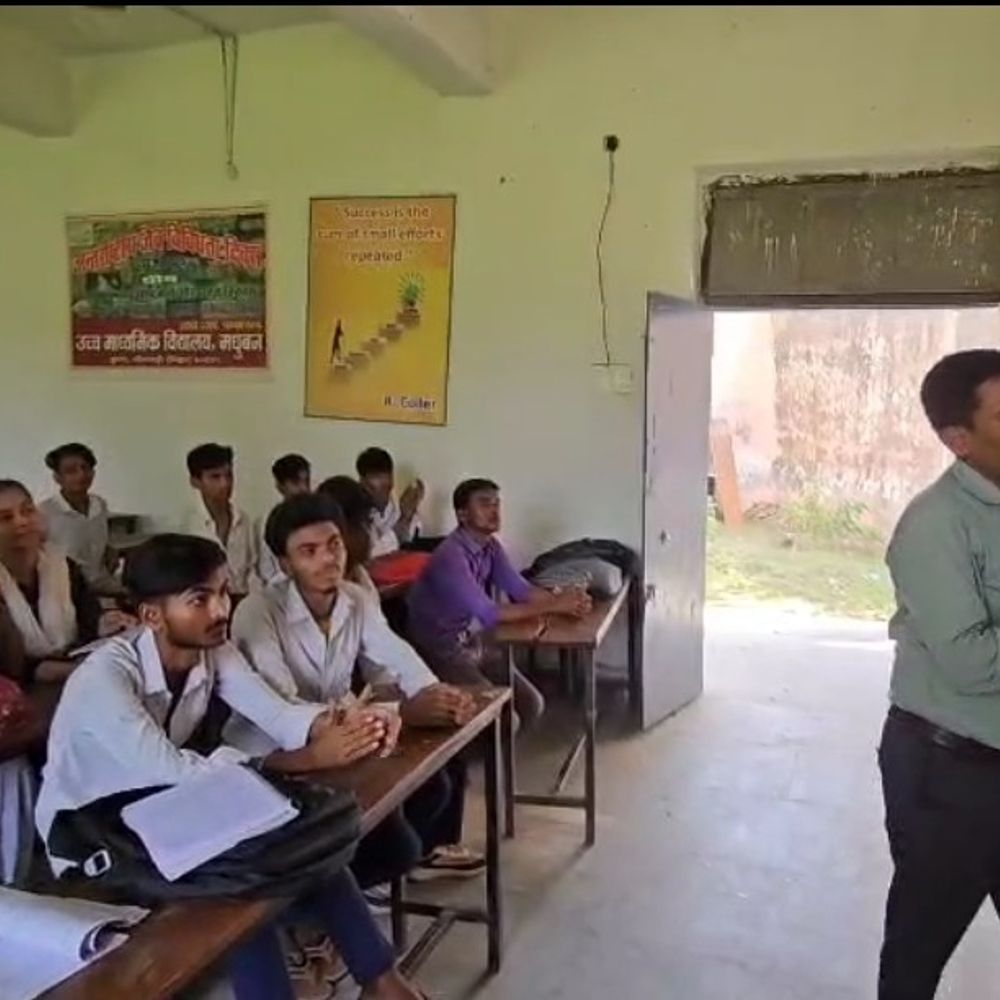 एक शिक्षक, 2 कमरे और 579 छात्रों का स्कूल:सीतामढ़ी के मधुवन विद्यालय में एक ही टीचर संभालते हैं सारी जिम्मेदारी