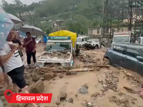 10 PHOTOS में देखें बारिश, बाढ़ और तबाही:राजस्थान में सड़कों पर नावें चल रहीं, हिमाचल के मंडी में घर-गाड़ियां दबीं