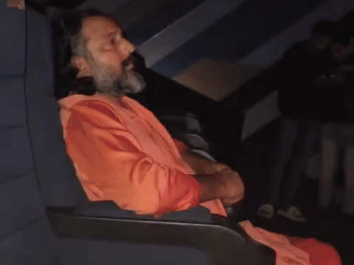 हिसार के परमगुरू का फिल्मी प्रेम, बॉलीवुड एक्टर से मिला:सैयारा देख बोला- लोग 4-4 अफेयर रखते; ₹3 हजार करोड़ ठगी का आरोपी