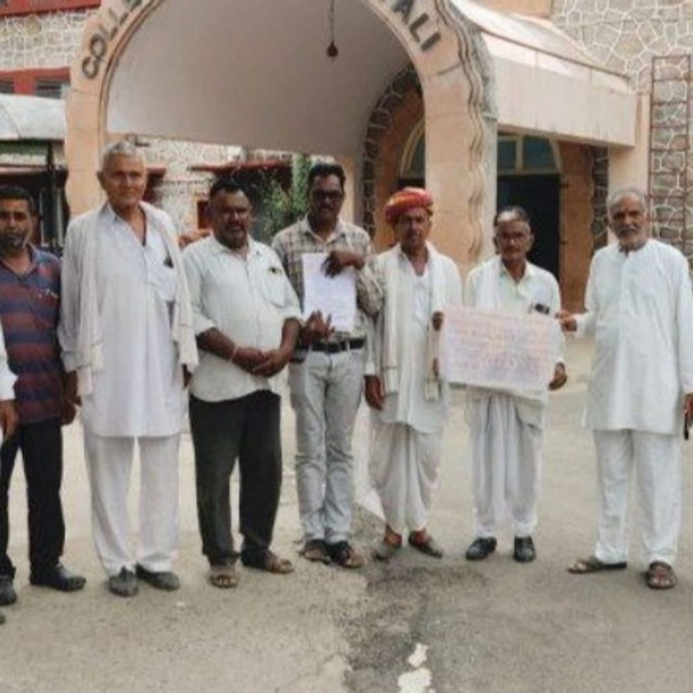 किसान पहुंचे पाली कलेक्ट्रेट:बोले- खरीफ फसल का बीमा क्लेम का भुगतान करवाओ