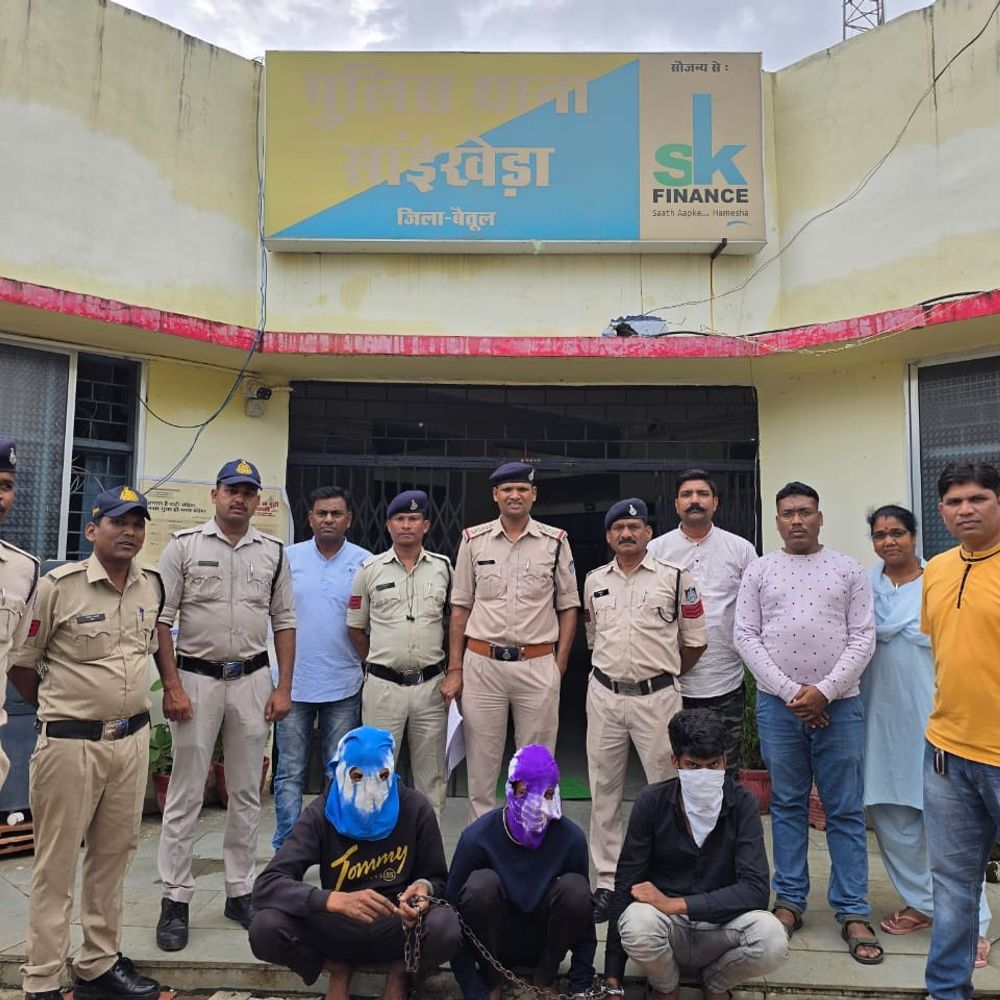 बैंक में चोरी करने जा रहे तीन लोग पकड़ाए:दो साल से कर रहे थे चोरी की तैयारी; दो सब्बल, एक पाना और मोटरसाइकिल जब्त
