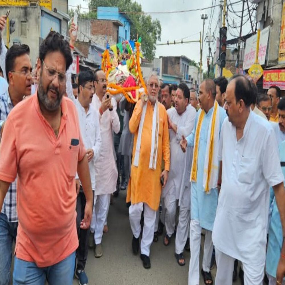 वित्त मंत्री सुरेश खन्ना की भाभी का निधन:लखनऊ में चल रहा था इलाज, मंत्री और सांसद ने दिया कंधा