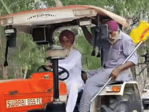 फरीदकोट में किसानों ने निकाला ट्रैक्टर मार्च:लैंड पूलिंग स्कीम का विरोध, बोले- एक इंच जमीन भी नहीं जाने देंगे