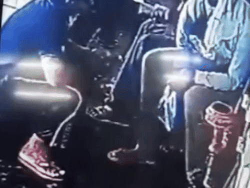 हरियाणा में युवक की मौत का VIDEO:कुर्सी पर बैठे-बैठे अचानक मुंह के बल नीचे गिरा; 8 और 5 साल की बेटियां, इकलौता कमाने वाला था