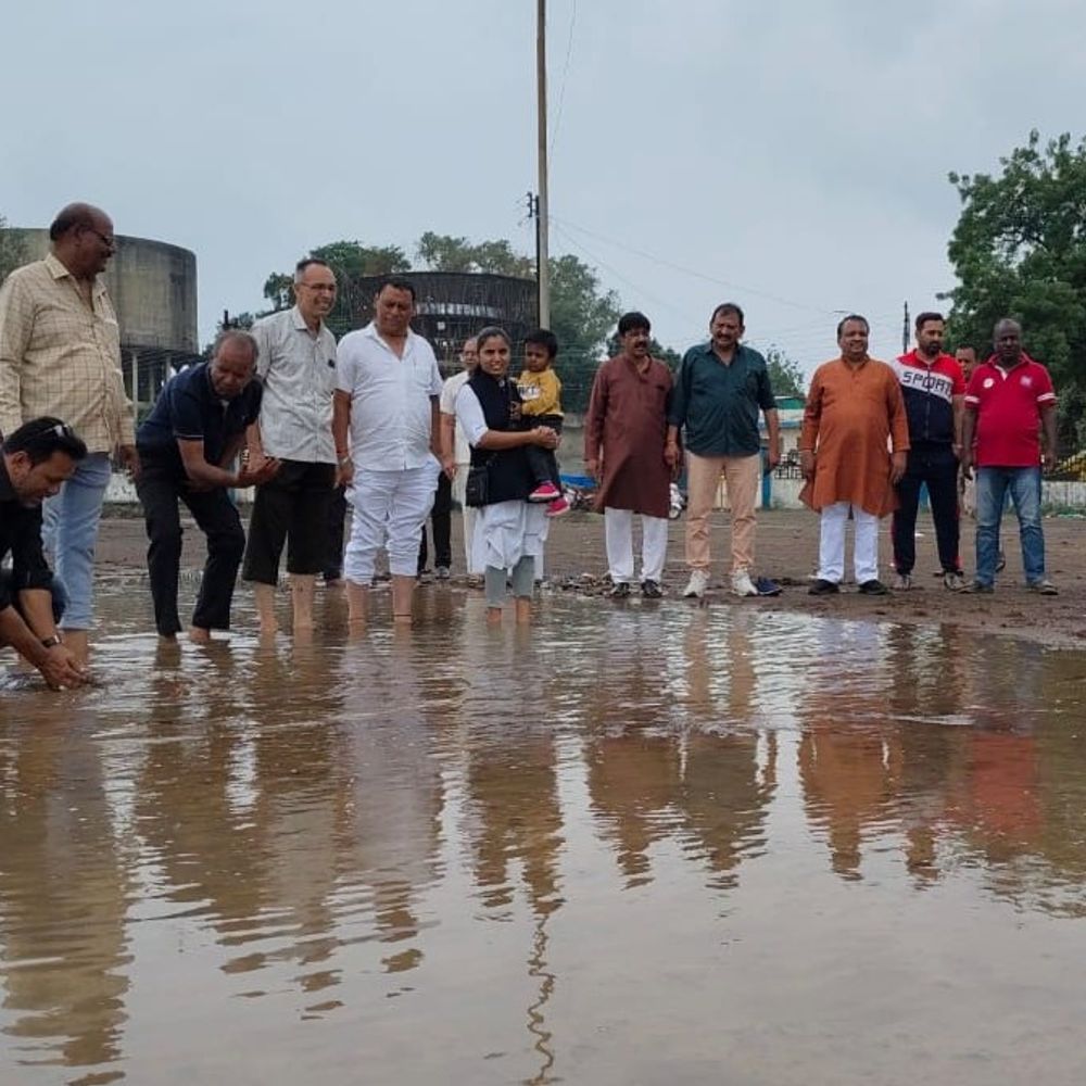 खेल मैदान से गिट्टी-मुरम निकली, बच्चों को खेलने में परेशानी:कांग्रेस ने स्टेडियम में सुधार न होने पर आंदोलन की चेतावनी दी