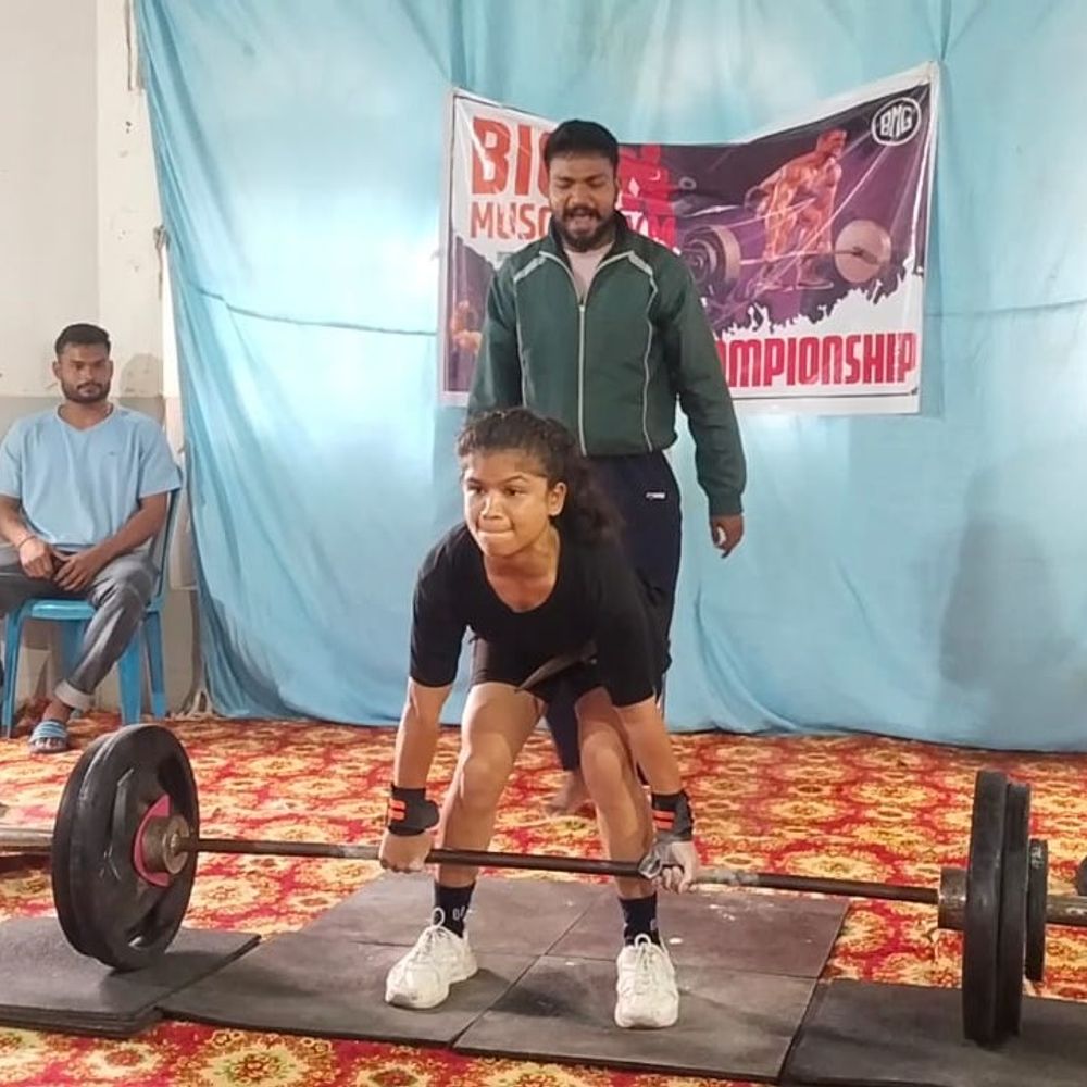मंडला में पहली बार पावर लिफ्टिंग प्रतियोगिता:युवाओं ने 50 से 250 किलो तक वजन उठाया, थाना प्रभारी ने दिलाई नशा मुक्ति की शपथ