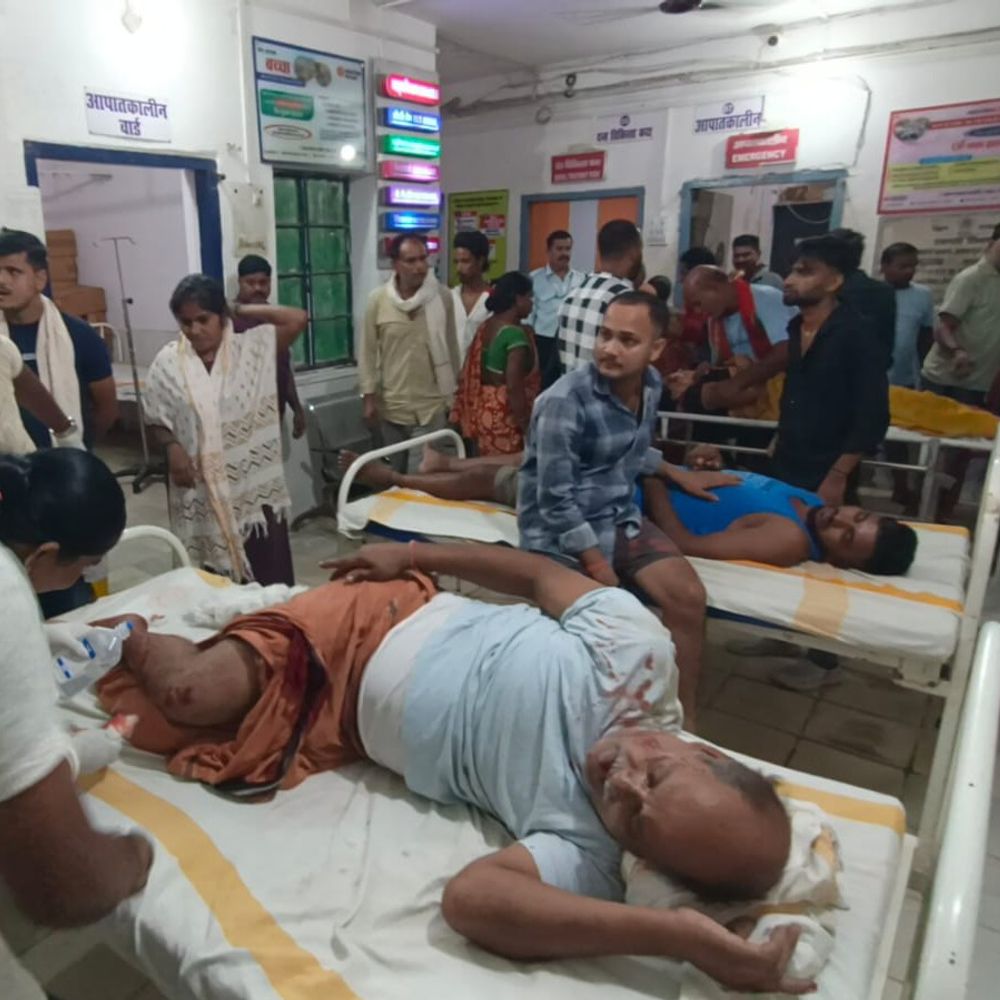 बांका में बेकाबू ऑटो 2 बाइक से भिड़ी:4 लोग गंभीर रूप से घायल, ड्राइवर अंधेरे का फायदा उठाकर भागा
