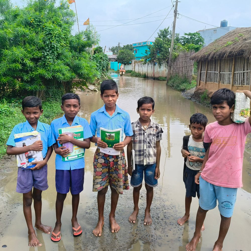 पीरपैंती के ओलापुर गांव में सड़कों पर जलजमाव:गंदे पानी से बीमारियां फैल रही, बच्चे स्कूल जाने में परेशान