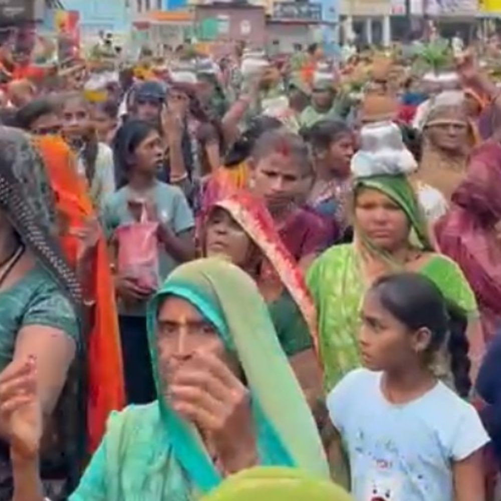 13 से 21 किलोमीटर पैदल कलश यात्रा निकली:बैंड-बाजों की धुन पर नाचीं महिलाएं, बाबा बैजनाथ का जलाभिषेक भी किया