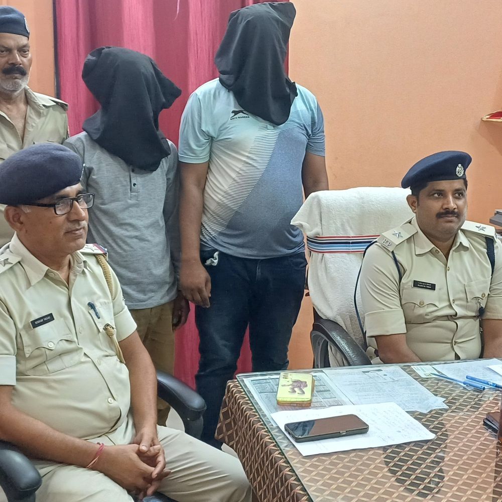 जदयू की झंडे वाली स्कॉर्पियो से 17 लीटर शराब जब्त:दो तस्कर भी गिरफ्तार; मुंगेर के पोलो मैदान के पास पहुंचानी थी खेप