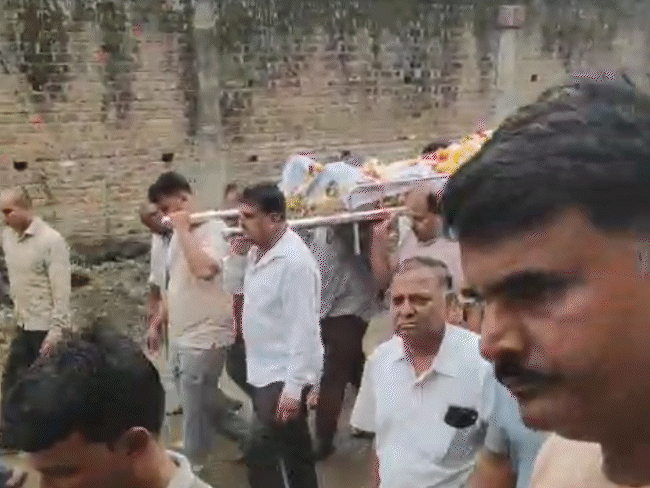 मंदसौर में दोस्त की अर्थी के आगे नाचा शख्स:4 साल पहले कैंसर पीड़ित ने खत में लिखी थी अंतिम इच्छा, गांव वाले मना करते रहे