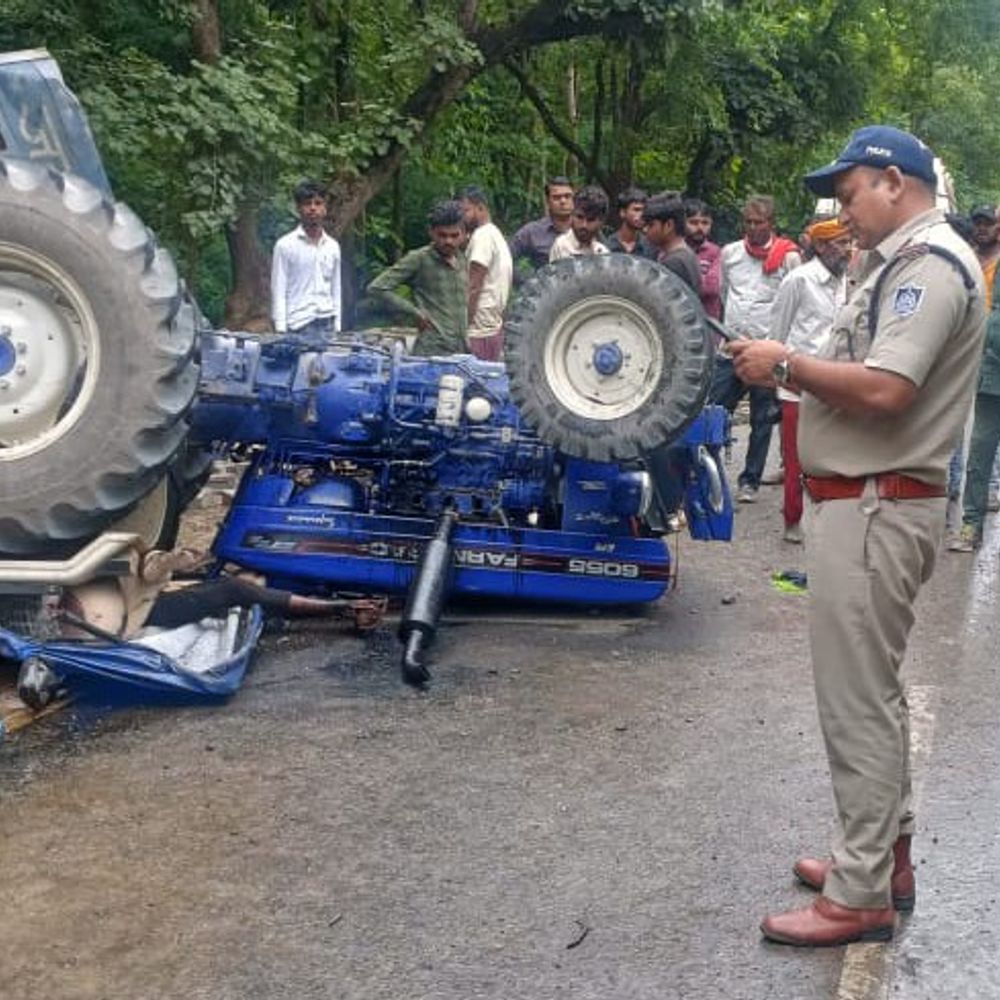 मैहर में ट्रैक्टर पलटा, ड्राइवर सहित दो लोगों की मौत:बिना नंबर प्लेट के वाहन से पहचान में आ रही परेशानी
