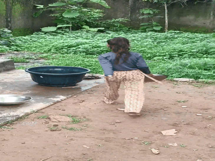 बच्चों को बिना दाल-सब्जी, सलाद खाना परोस रहे:स्टूडेंट्स ने खाना फेंका; प्रधानाचार्य बोले- आज तक मेन्यू के हिसाब से नहीं मिला भोजन