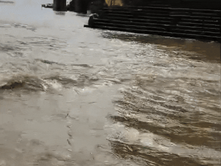 महेश्वर में सभी घाट जलमग्न:खरगोन में नर्मदा सामान्य से 5 मीटर ऊपर बह रही, निचले इलाकों में निगरानी