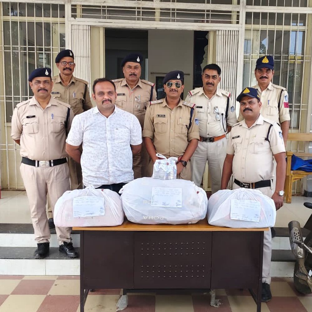 सिवनी में पीछा कर पुलिस ने तस्कर को पकड़ा:थैले-बोरी में छिपाई शराब जब्त, पहले से दर्ज हैं 10 केस