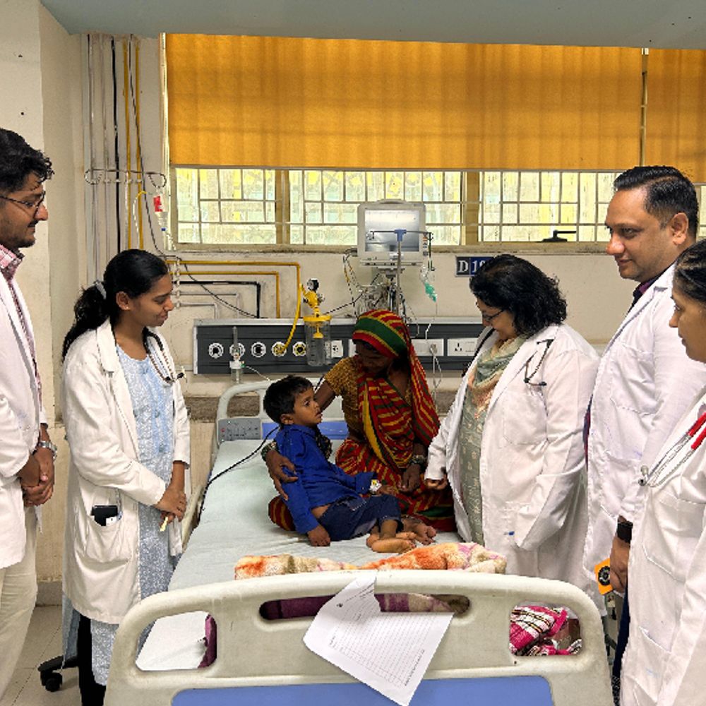 सो रहे बच्चे को कोबरा ने काटा:हमीदिया पहुंचा तो आंख बंद और सांसें अटकने लगी; डॉक्टर बोले- झाड़-फूंक कराते तो नहीं बचती जान