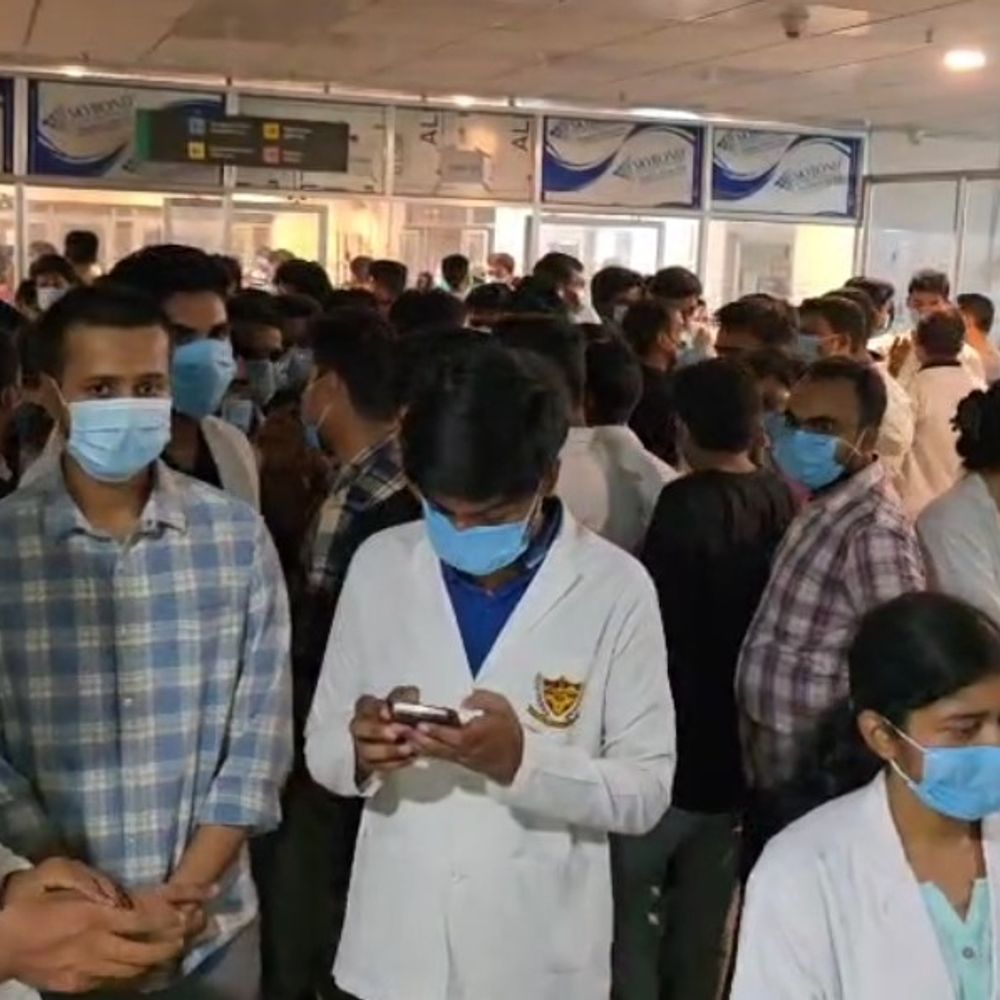 सेंटअप नहीं मिलने से नाराज छात्रों ने किया प्रदर्शन:DMCH में हंगामे के कारण इमरजेंसी सेवा बाधित, आंदोलन तेज करने की दी चेतावनी