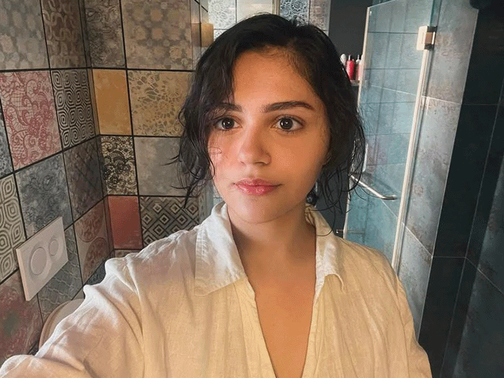 स्कूल से सम्मान मिलने पर इमोशनल हुईं अनीता पड्डा:टीचर्स ने कहा- हमें आप पर गर्व है; एक्ट्रेस बोलीं- आंखों में आंसू और बस मुस्कुरा रही