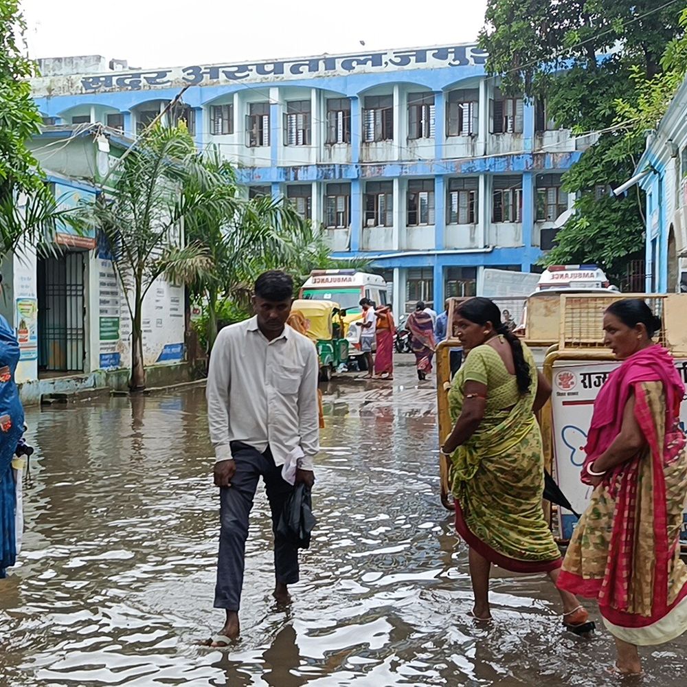 जमुई में बारिश से सदर अस्पताल में भरा पानी:गंदे पानी से होकर गुजरने को मजबूर कर्मी, मरीजों को इन्फेक्शन का खतरा