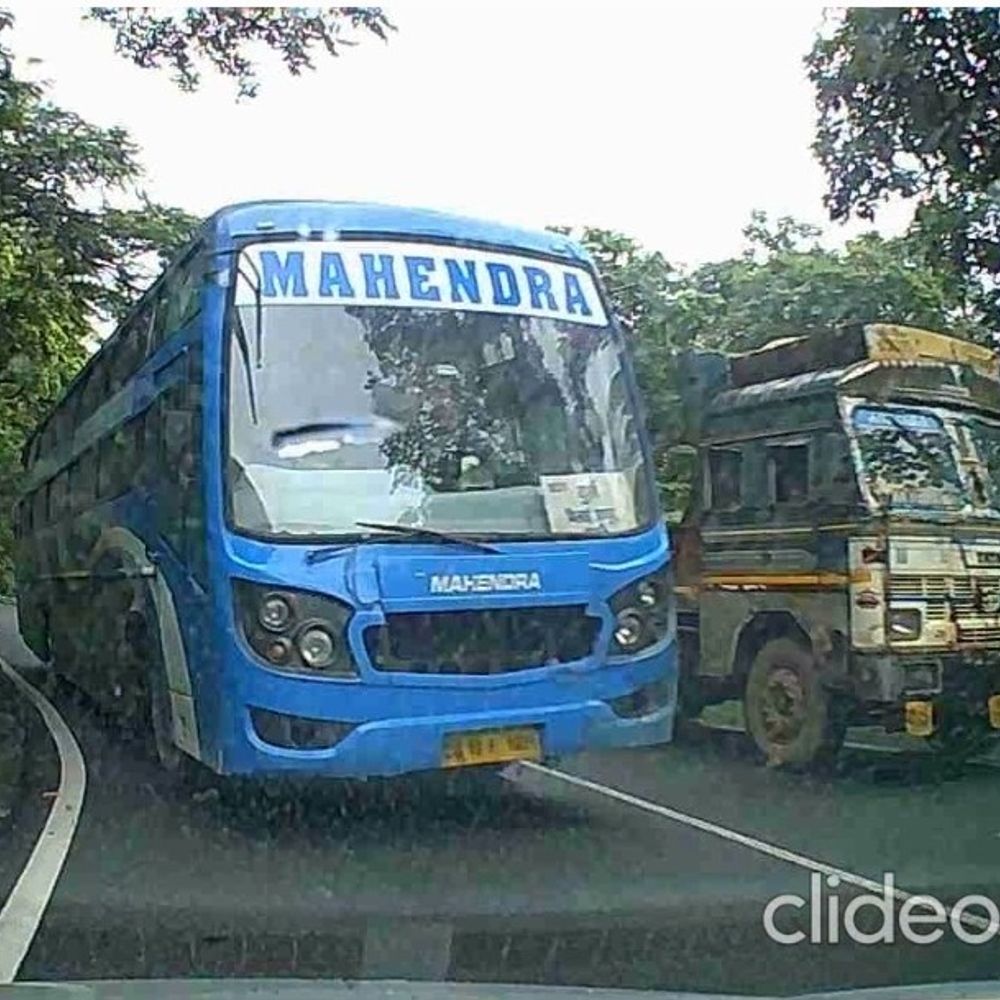 केशकाल घाट में हादसा टला:ओवरटेक करती बस से टकराने से बची कार, डैशबोर्ड कैमरे में कैद हुई घटना
